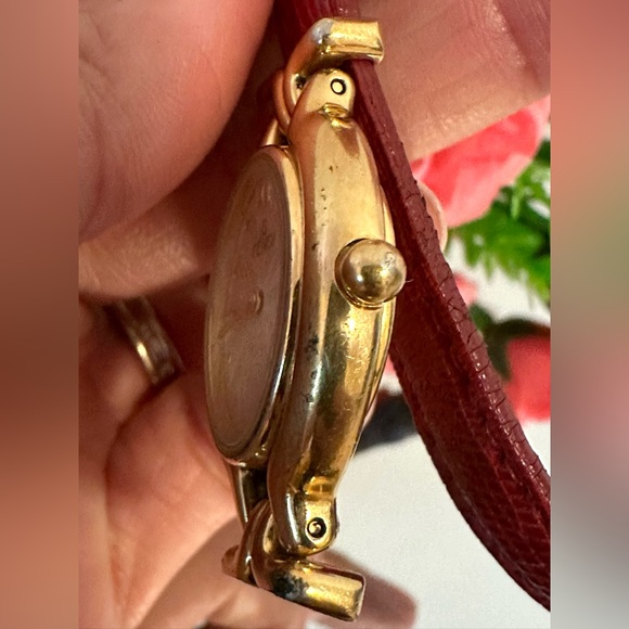 🔥🌟 AUTHENTIC 🌟🔥 FENDI Watch 640L 23mm Women's
Whites X Reds (PRE OWNED) - Picture 10 of 12